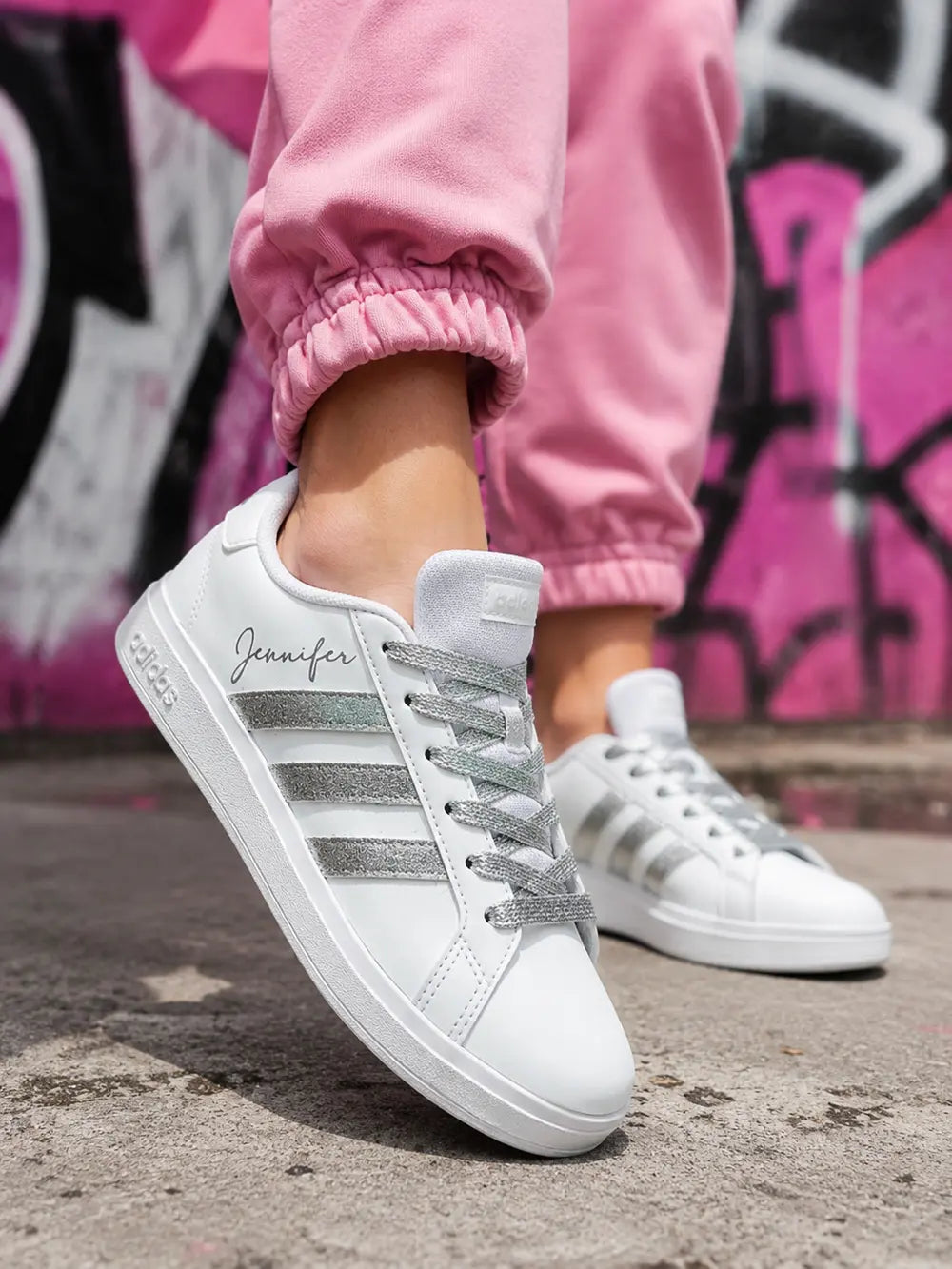 Baskets blanches Adidas customisées avec lacets glitter argent et personnalisation femme style casual chic