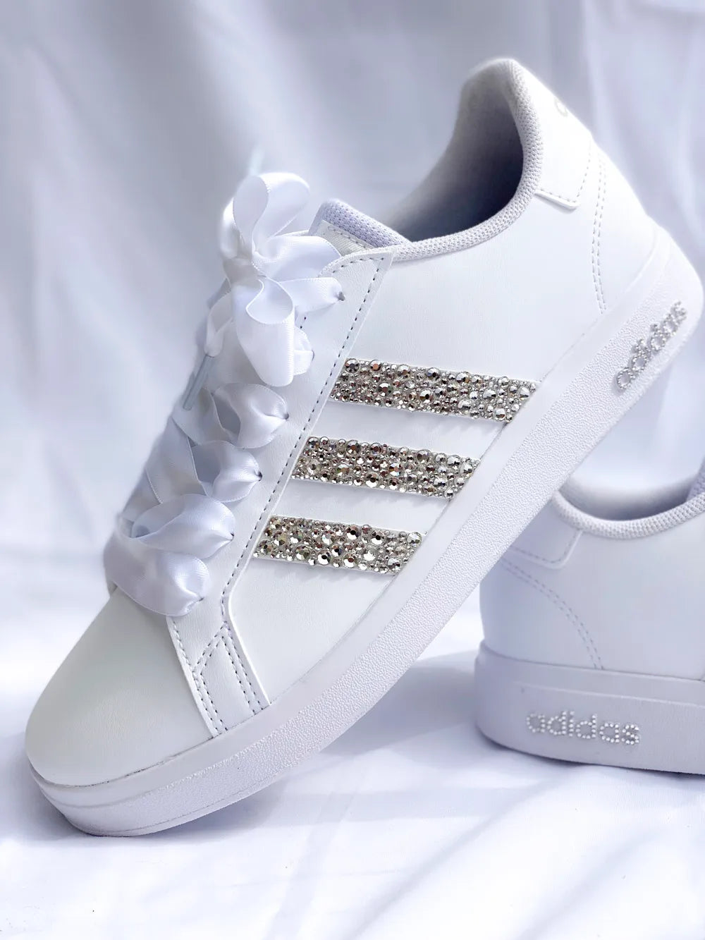 Baskets blanches à strass pour cérémonie