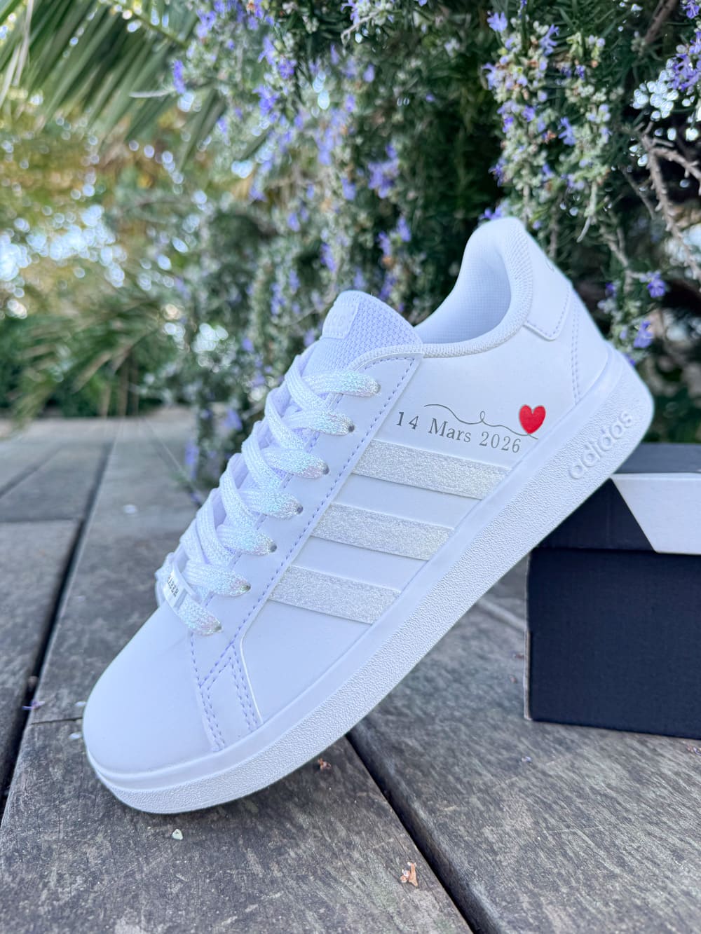 Baskets de mariage Adidas personnalisées pour mariée, modèle blanc élégant avec détails scintillants.