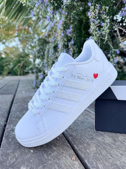 Baskets de mariage Adidas personnalisées pour mariée, modèle blanc élégant avec détails scintillants.
