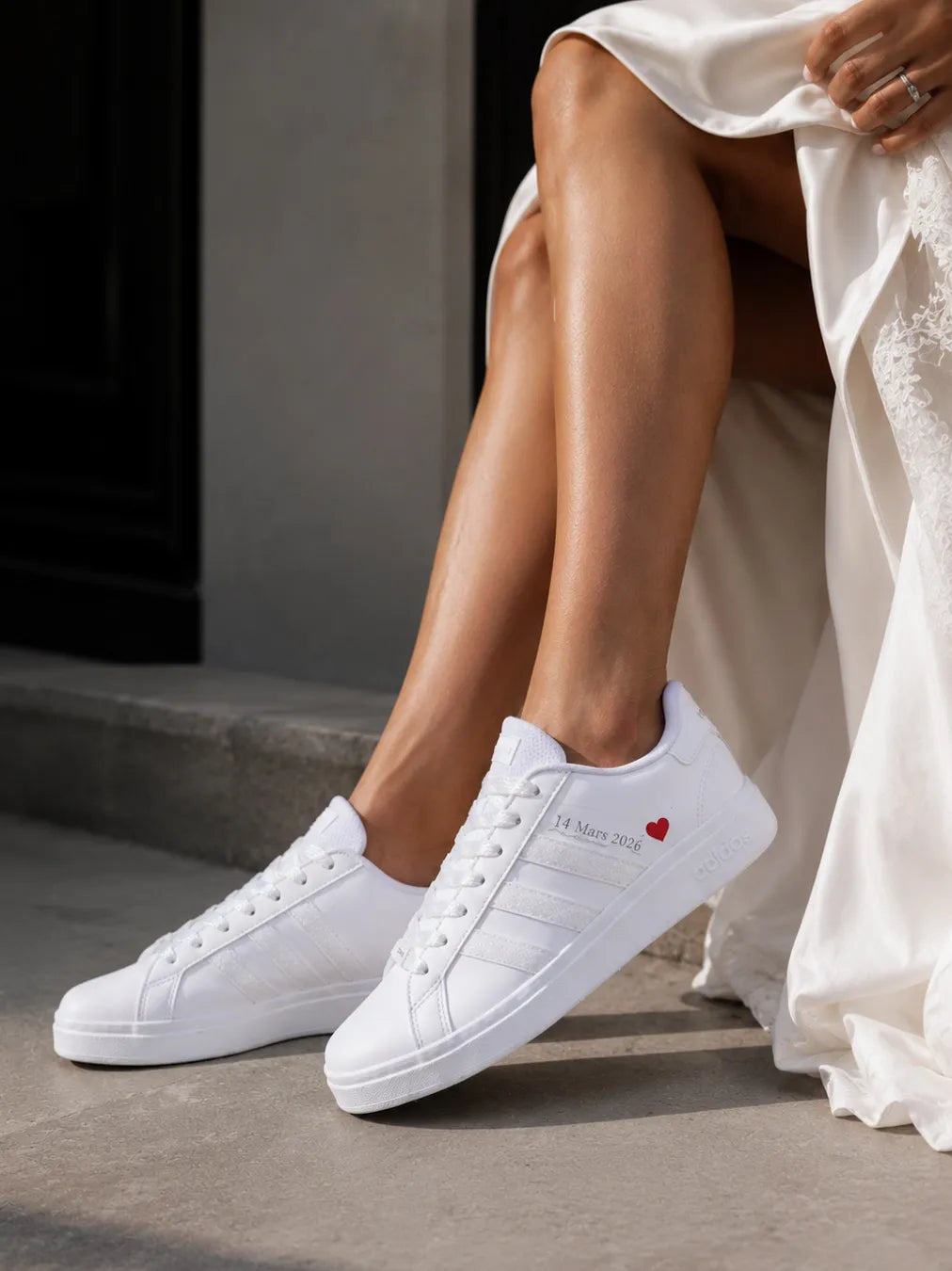 Baskets de mariée blanches personnalisées avec lacets irisés et détails élégants pour mariage.