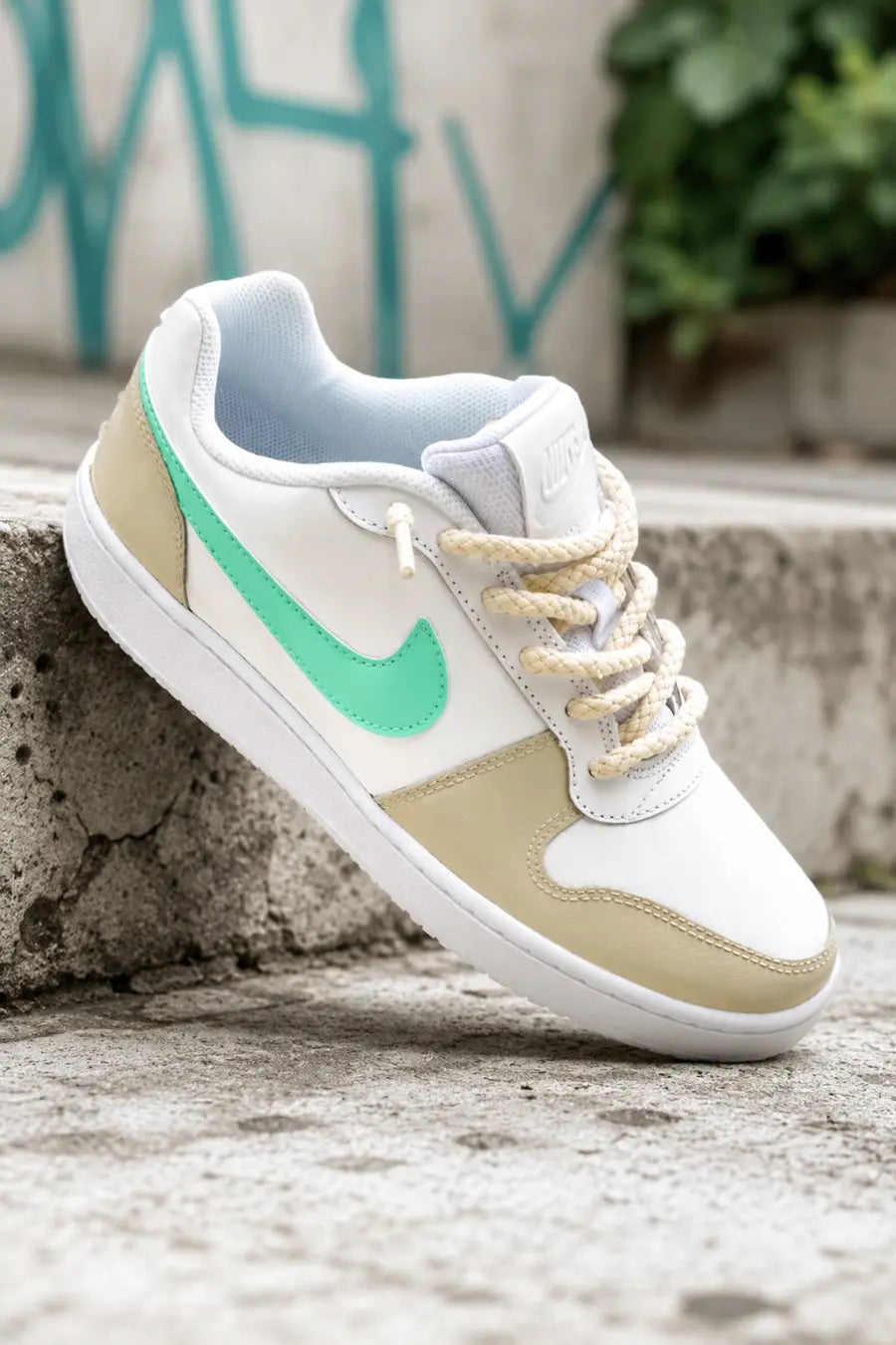 Basket Nike femme personnalisée beige et turquoise peinte à la main, création artisanale française ColorSneak.
