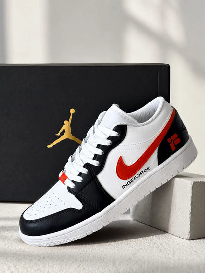 Paire de sneakers personnalisées aux couleurs d'une entreprise avec logo, création artisanale sur baskets Nike authentiques.