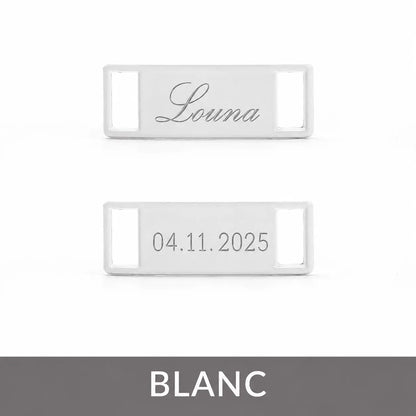 Bijou de chaussure personnalisé blanc avec prénom et date gravés à fixer sur les lacets.