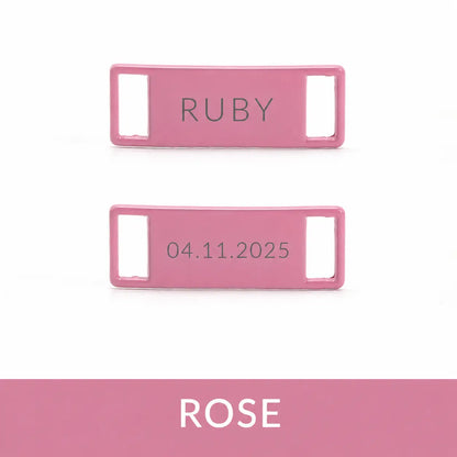 Bijou de lacet personnalisé rose avec gravure d'un prénom ou d'une date pour personnaliser ses baskets.
