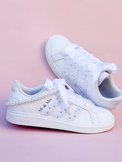 Détail perles blanches posées à la main sur baskets chic