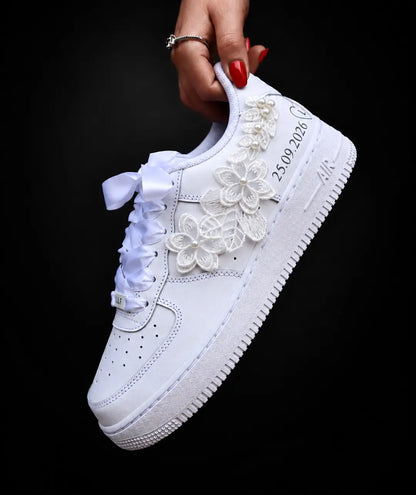 Chaussure de mariage Nike Air Force 1 personnalisée avec date de cérémonie, fleurs en dentelle brodée et perles nacrées.