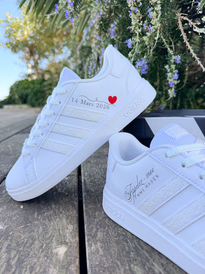 Chaussures de mariée Adidas sous forme de baskets blanches personnalisées pour cérémonie et soirée de mariage.