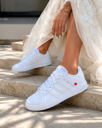 Baskets personnalisées mariage femme Adidas portées avec une tenue élégante de mariée.
