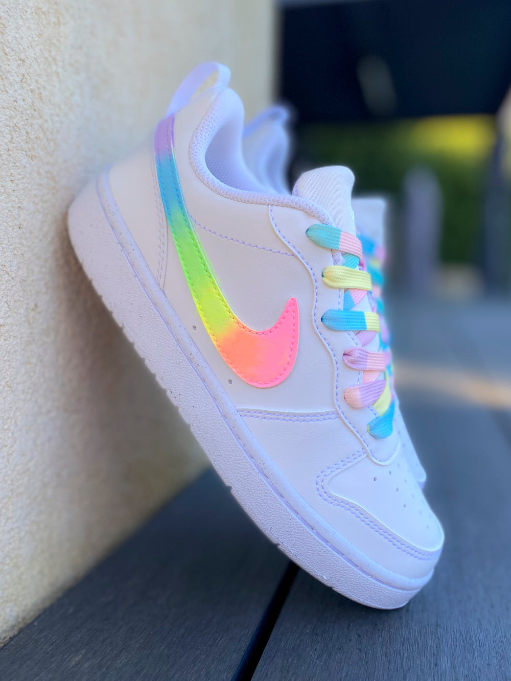 Voici une paire de Nike aux couleurs éclatantes façon arc-en-ciel fluo, idéale pour un style unique et dynamique.