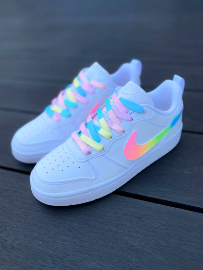 Une paire de Nike ultra-colorée avec des nuances arc-en-ciel fluo, pour une touche de pep’s et d’énergie.