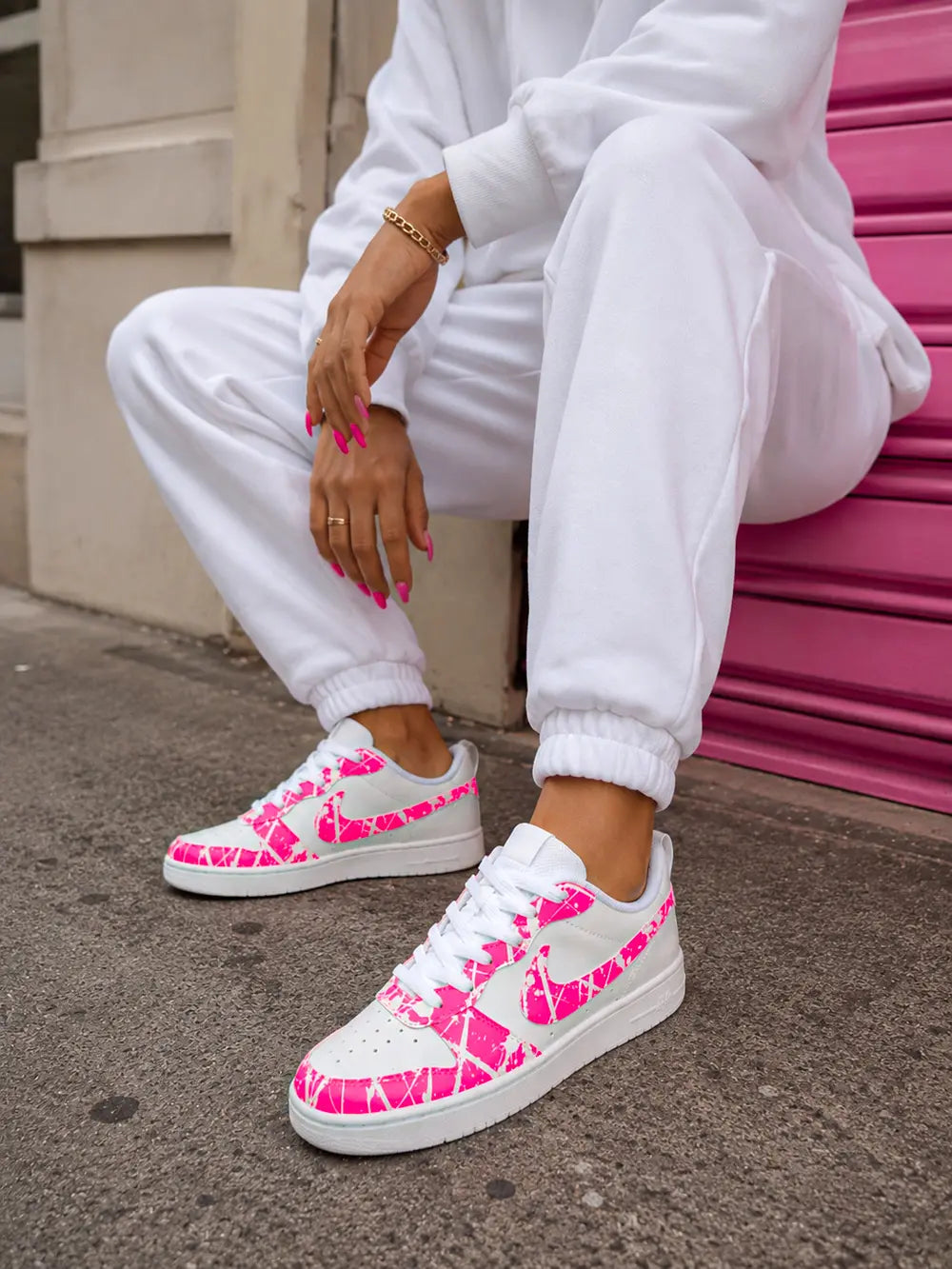 Sneakers femme rose fluorescente personnalisées, baskets Nike custom artisanales fabriquées en France