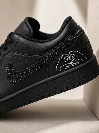 Détail personnalisé sur Air Jordan Low noire avec initiales et date de mariage, basket custom élégante pour cérémonie haut de gamme.