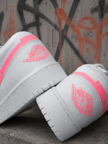 Détail arrière d'une Air Jordan Low custom rose mettant en valeur les finitions personnalisées.
