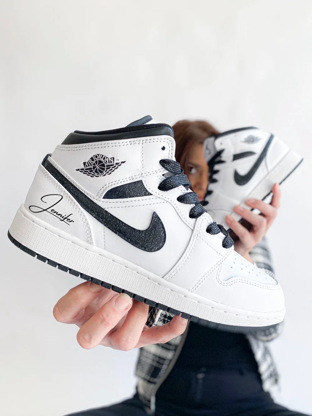 Détail des paillettes noires appliquées à la main sur Air Jordan personnalisée