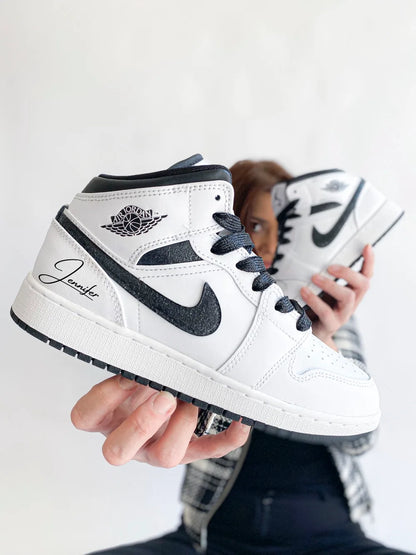 Détail des paillettes noires appliquées à la main sur Air Jordan personnalisée