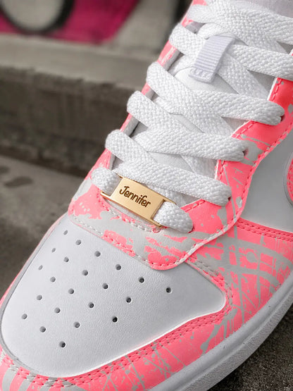 Détail des lacets personnalisés sur basket Nike Borough corail femme avec peinture splash rose fluo artisanale