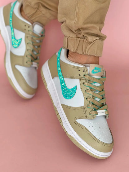 Finition strass turquoise Dunk Low beige sable