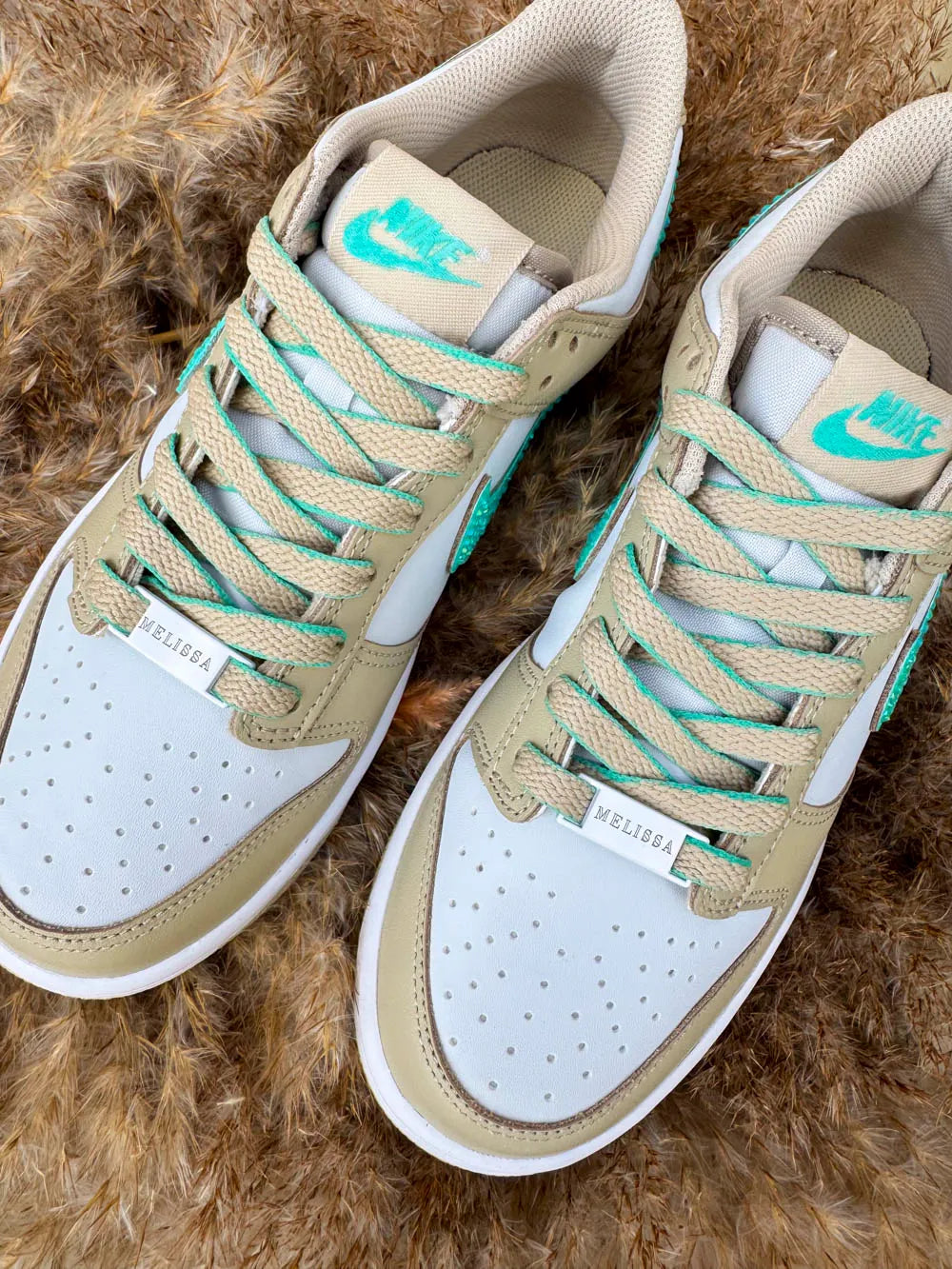 Détail strass turquoise sur swoosh Dunk Low beige sable