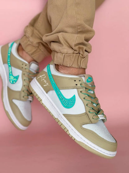 Dunk Low beige sable à strass turquoise style urbain