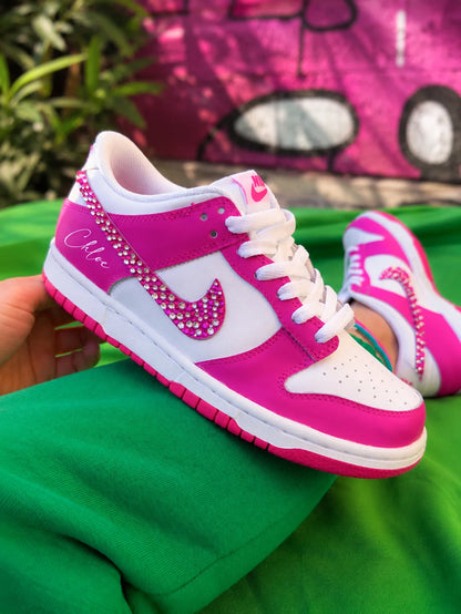 Dunk Low custom femme rose fuchsia avec strass Swarovski, basket personnalisée.