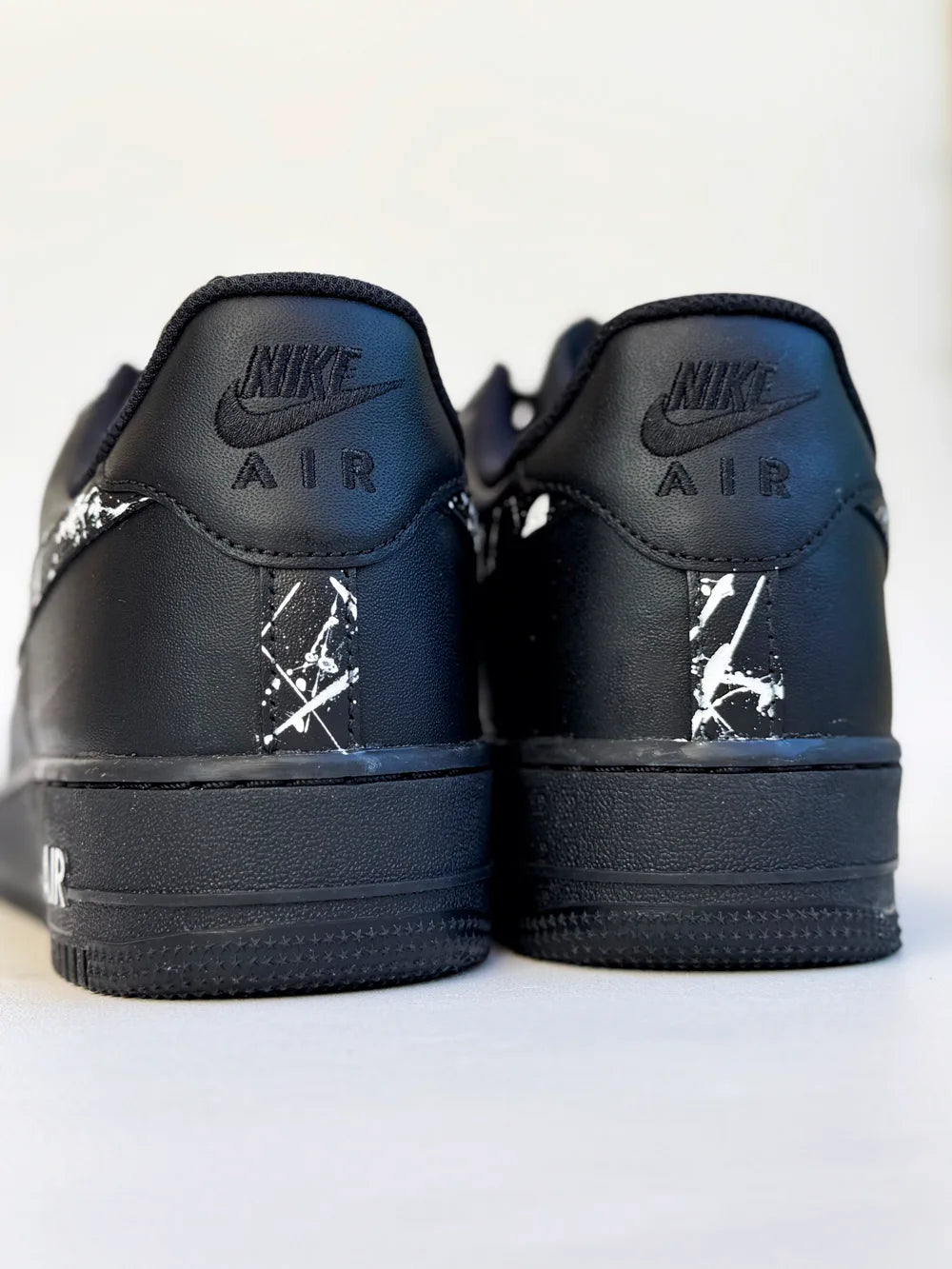 Air Force 1 noire personnalisée livrée avec boîte et lacets d’origine