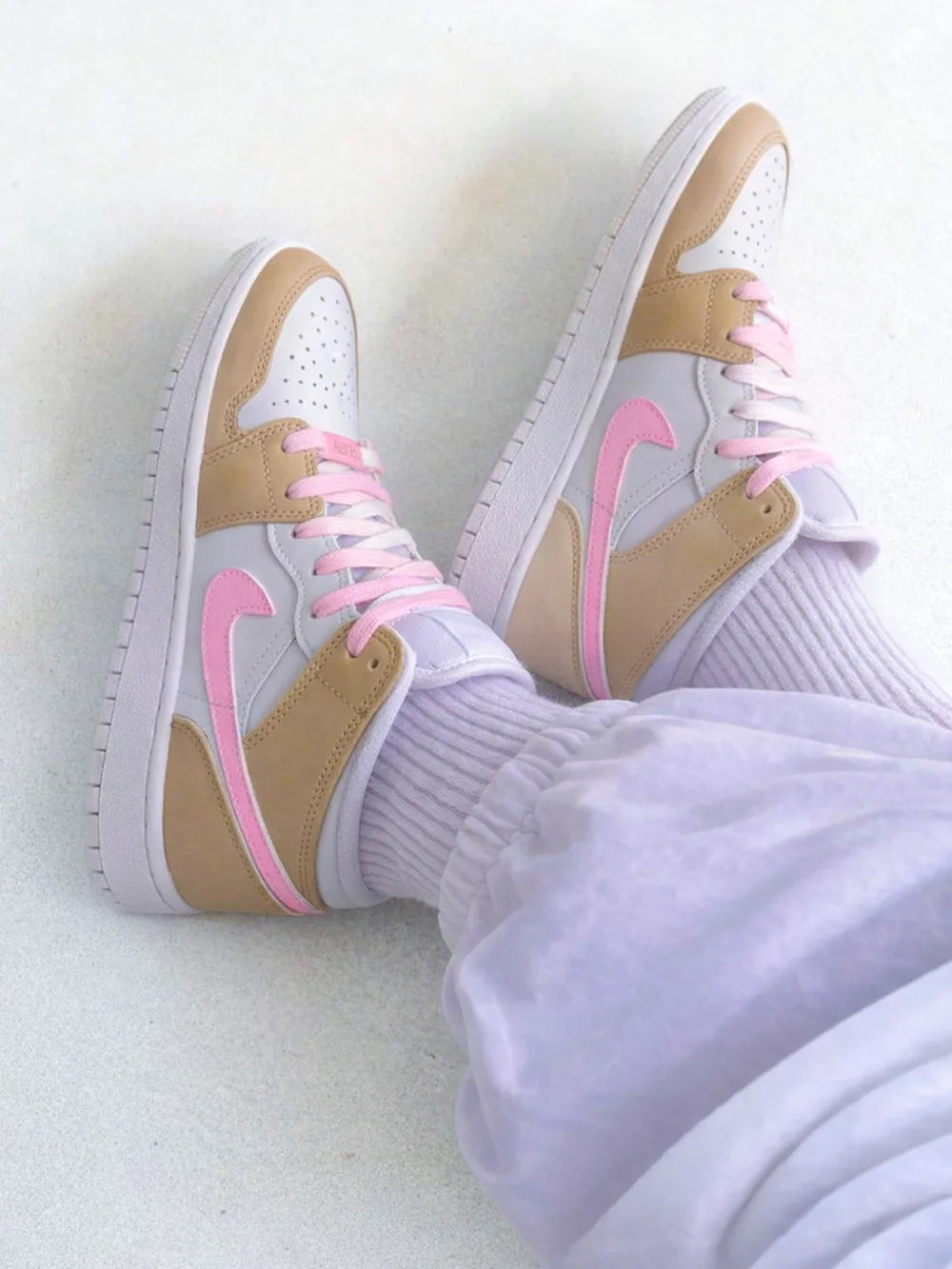 Jordan montante beige et rose livrée avec boîte et lacets d’origine