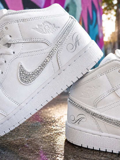 Basket Jordan blanche pour femme personnalisée avec strass et initiales sur le côté.
