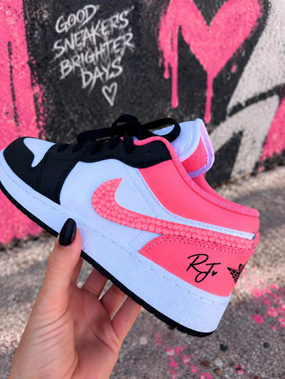 Sneakers Jordan custom rose  corail pour femme, Air Jordan Low noir et blanc avec détails rose fluo et Swoosh personnalisé