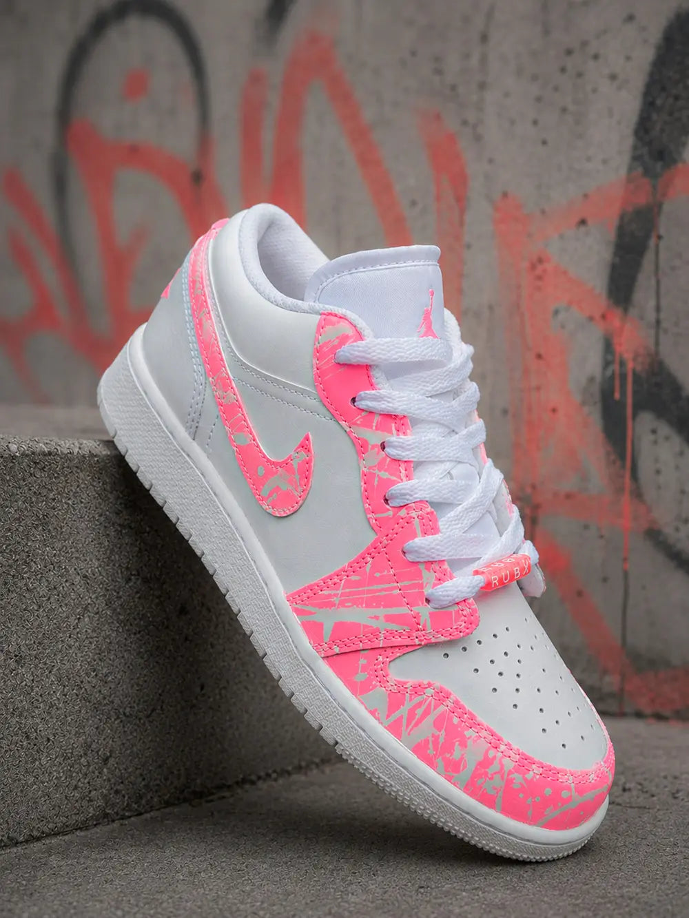 Air Jordan Low custom femme blanche et rose, création artisanale premium au style streetwear.