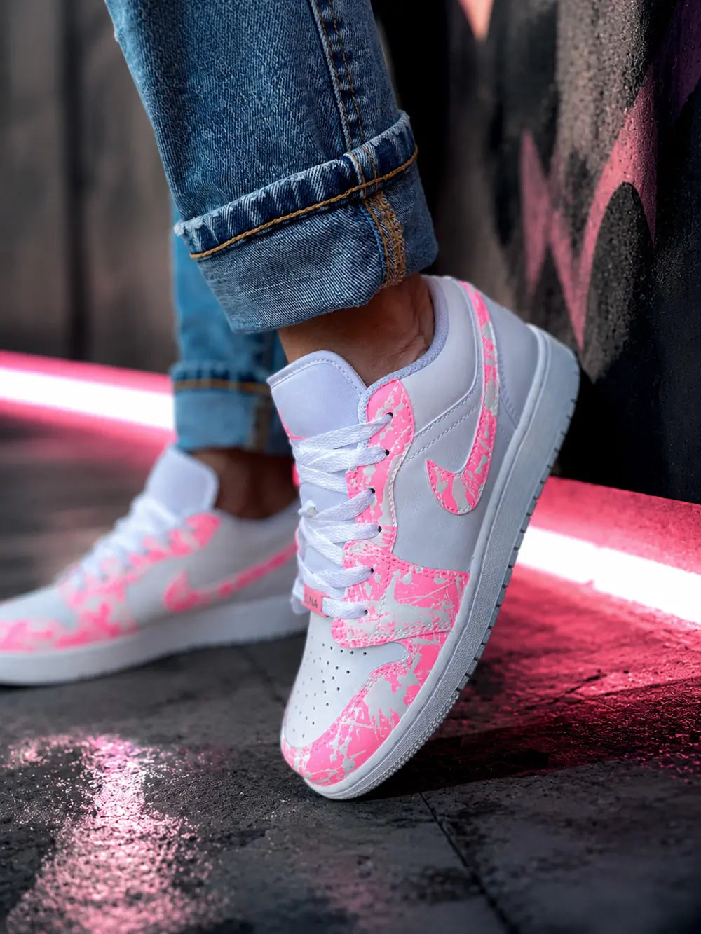 Basket Air Jordan Low rose neon personnalisée pour femme avec effet splash paint et look streetwear tendance.