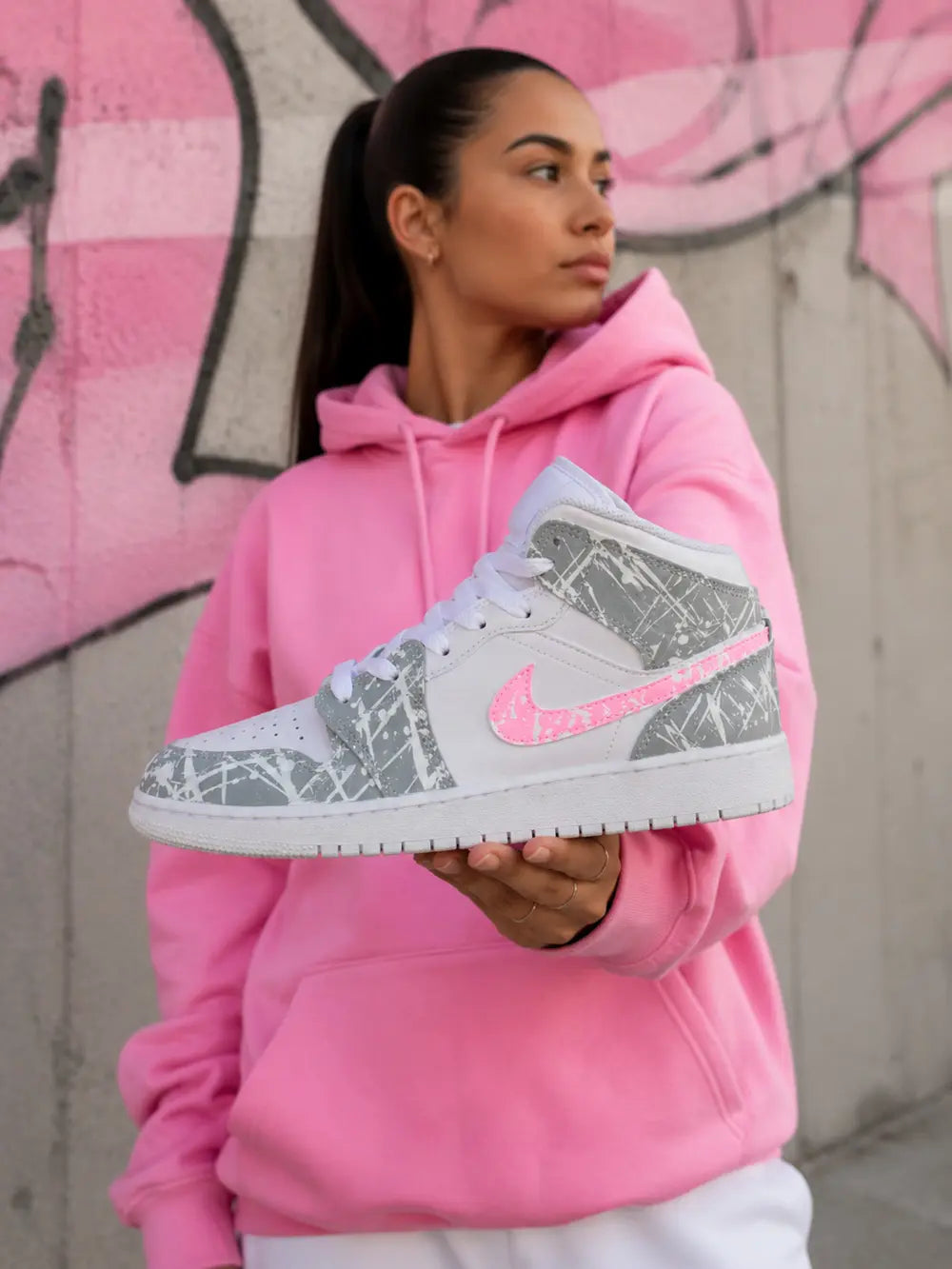 Basket Nike custom femme blanche grise et rose fluo dans un style streetwear tendance et moderne.