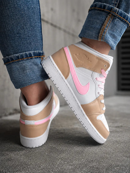 Jordan Mid beige et rose portée par une femme avec jean streetwear et lacets roses personnalisés.