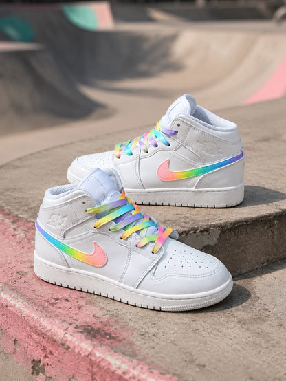 Paire de Air Jordan Mid personnalisées pastel avec lacets arc-en-ciel, sneakers custom originales pour femme.