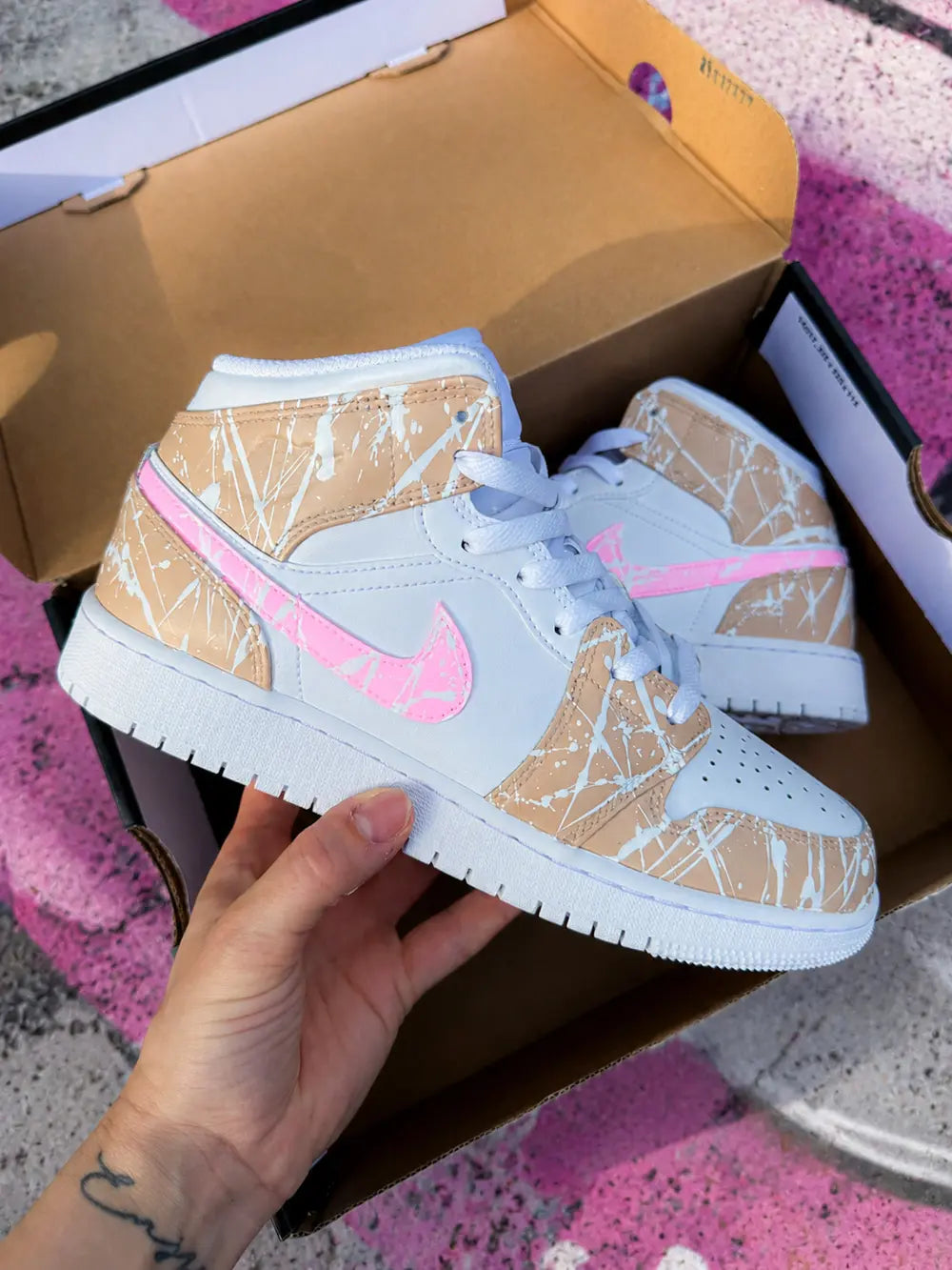 Air Jordan Mid custom femme blanc beige et rose pâle avec peinture splash artisanale et détail streetwear tendance