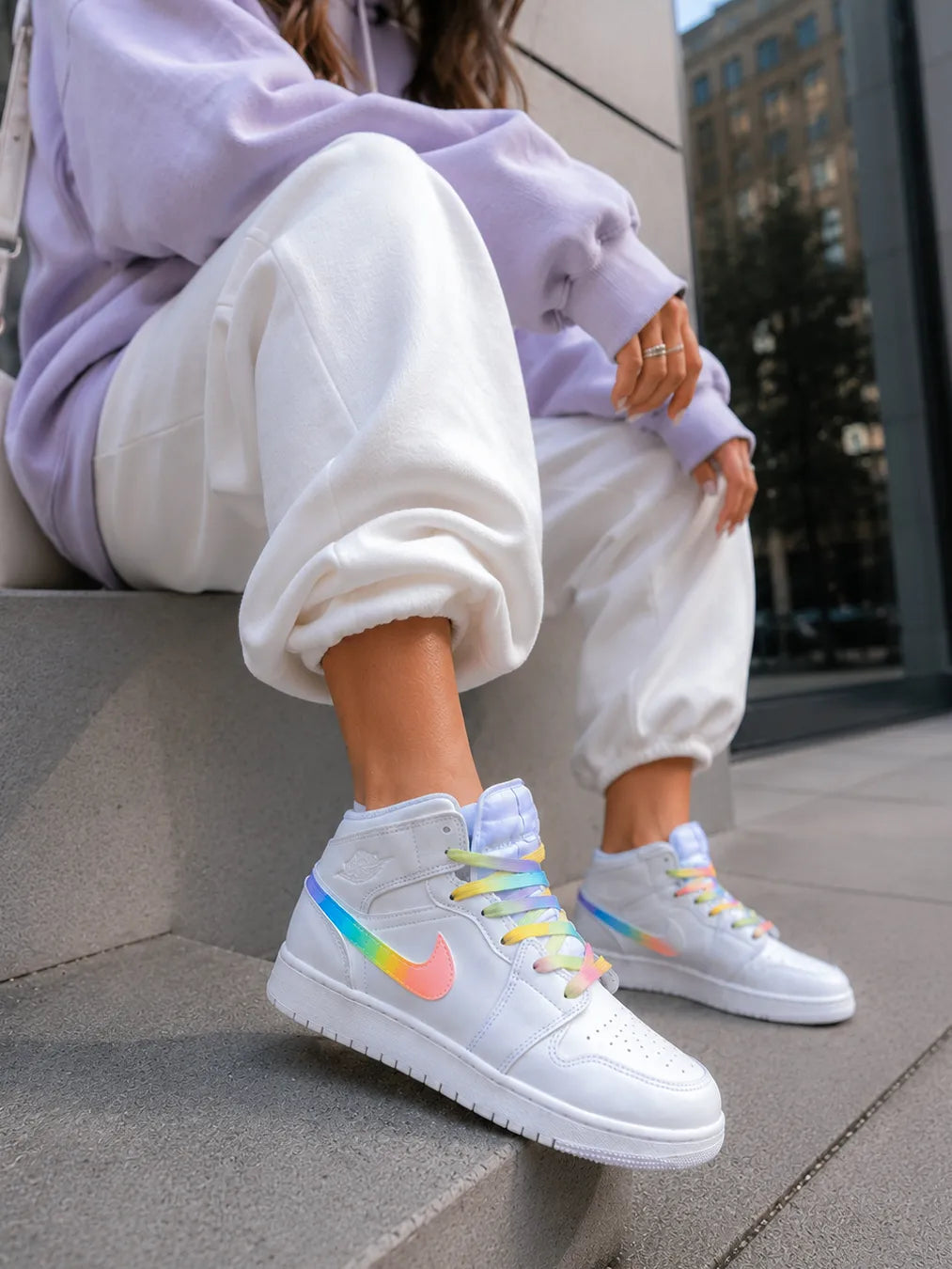 Air Jordan Mid custom pastel portée avec une tenue streetwear, basket personnalisée peinte à la main en France.