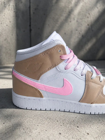 Vue latérale d'une Jordan Mid femme rose pastel et beige personnalisée à la main.