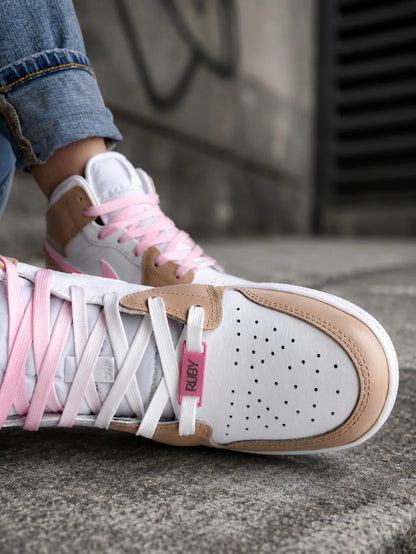 Détail d'une Jordan Mid rose personnalisée avec bijou lacet prénom et finition artisanale.