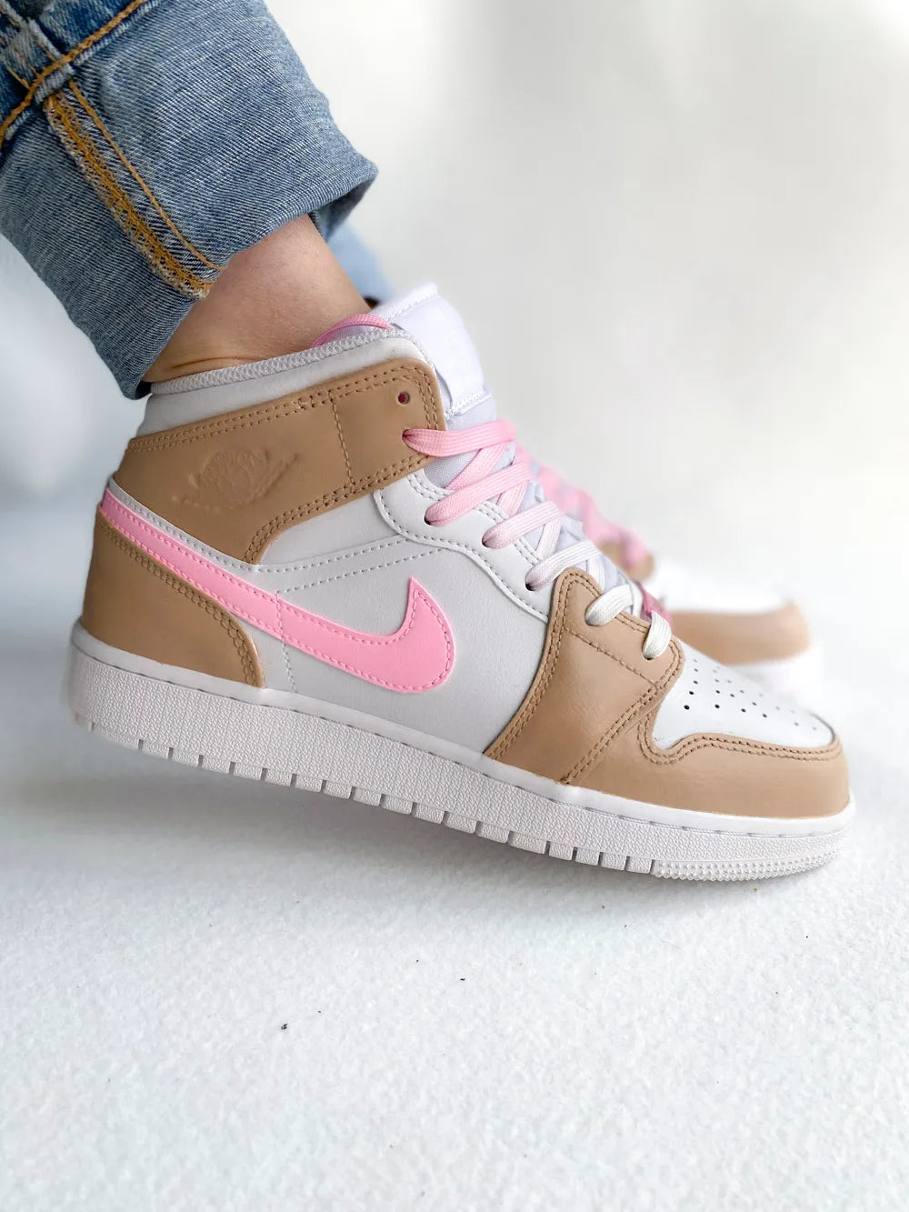 Jordan montante beige et rose personnalisée style féminin