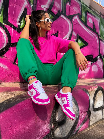 Tenue streetwear avec Nike Dunk Low personnalisées rose fuchsia à strass pour femme.