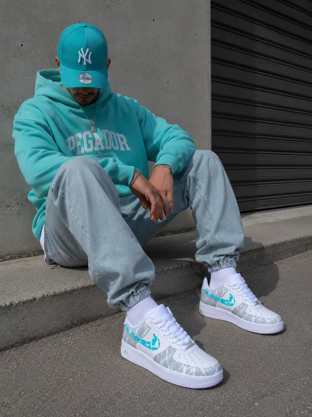 Celui-ci a aussi un potentiel SEO sur les mots gris béton, bleu glacier, bleu turquoise, ice blue et streetwear homme femme. Ça colle bien à l’univers visuel de la paire.