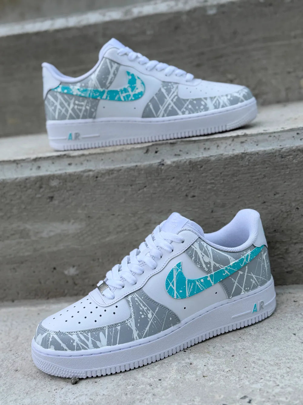 Détail du design artisanal gris et turquoise sur AF1 personnalisée