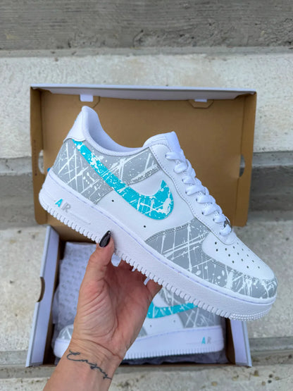 Sneaker AF1 customisée en gris et turquoise, création française