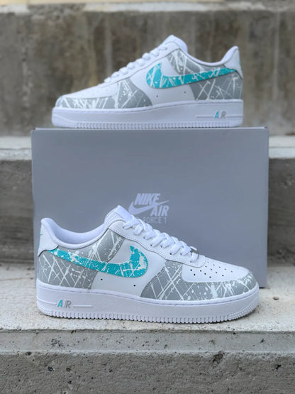 AF1 gris et turquoise personnalisée portée dans style streetwear