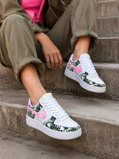 Air Force 1 kaki et rose portée femme avec outfit tendance kaki et accessoires rose pour look streetwear.