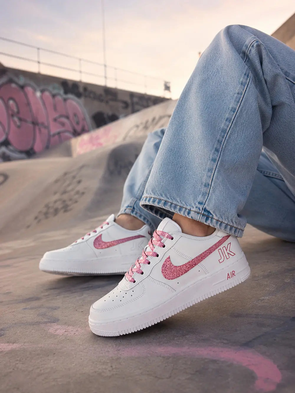 Nike Air Force 1 rose glitter portée dans un skatepark avec tenue casual chic femme