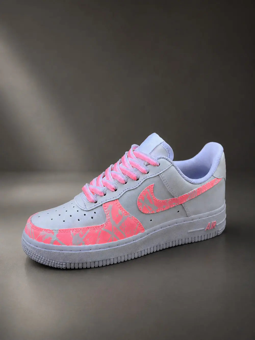 Air Force 1 custom corail pastel pour femme avec détails peinture splash corail sur base blanche, sneakers artisanales premium.