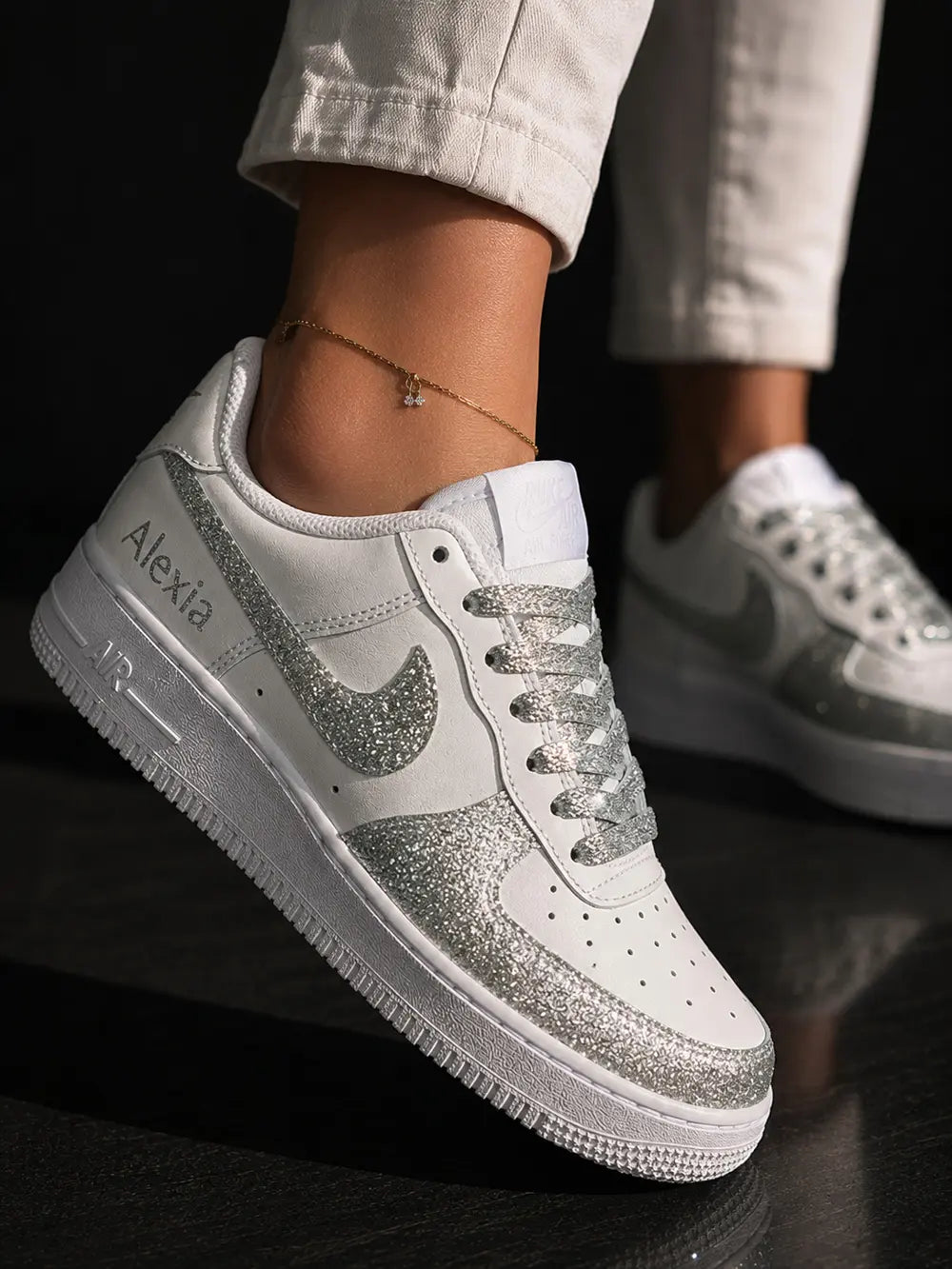 Air Force 1 custom blanche avec swoosh glitter argent et lacets pailletés argent, sneakers personnalisées femme style chic et mariage.