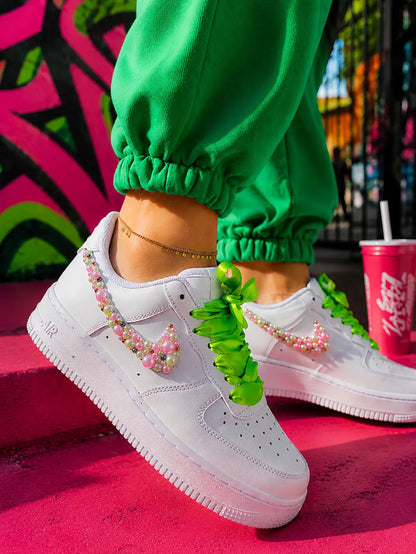 Nike Air Force 1 custom avec perles rose et vert pastel, création unique avec lacets satin verts