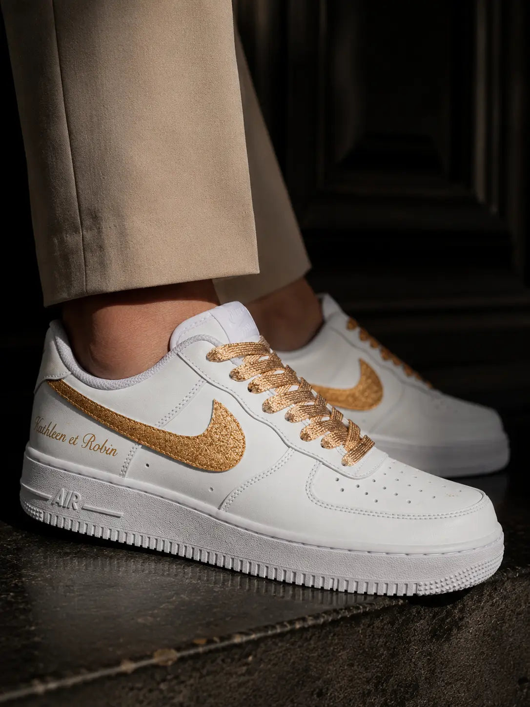 Nike Air Force 1 custom glitter gold pour couple et mariage, baskets blanches premium avec détails pailletés or et personnalisation élégante.